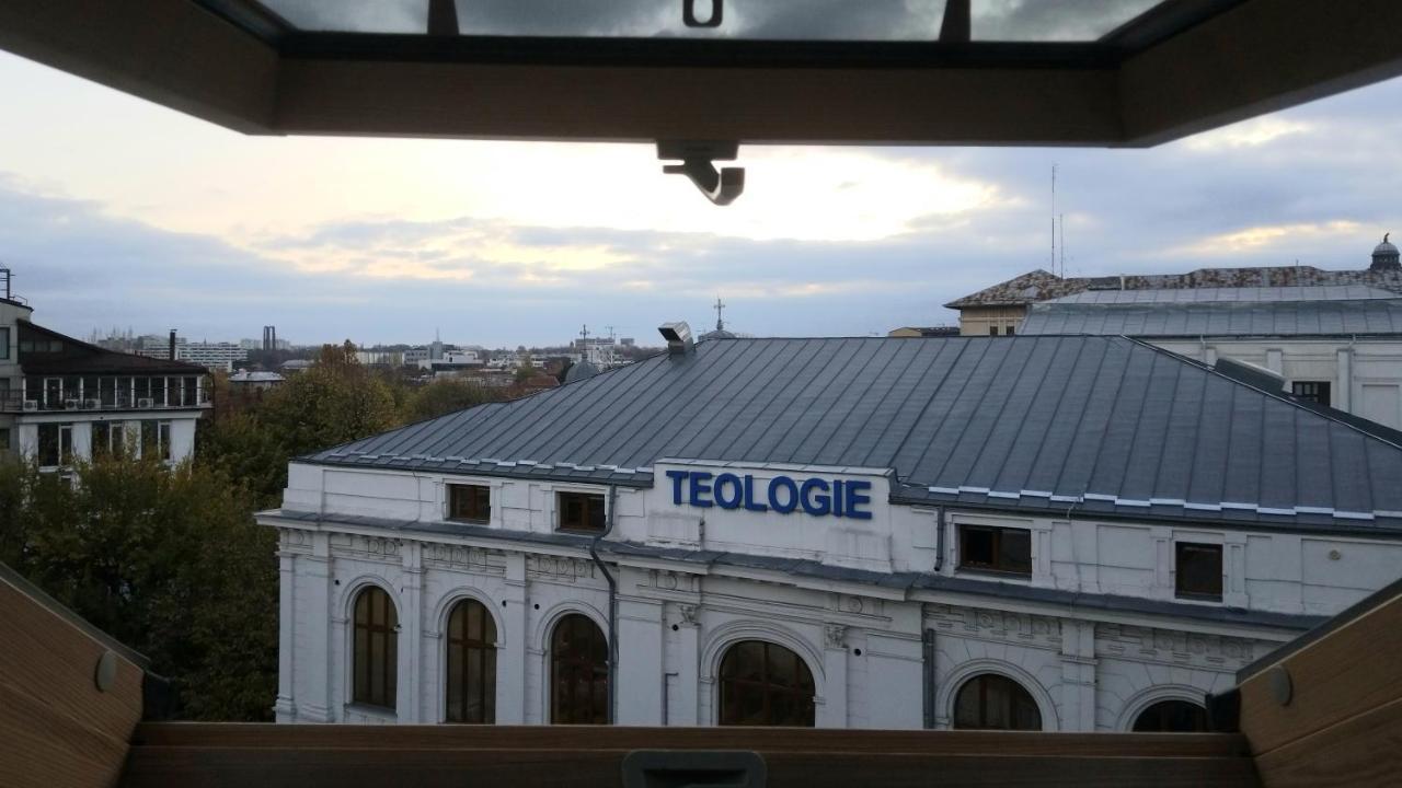 בוקרשט Private Room At Ceausescu'S Place In Old City Unirii Square מראה חיצוני תמונה