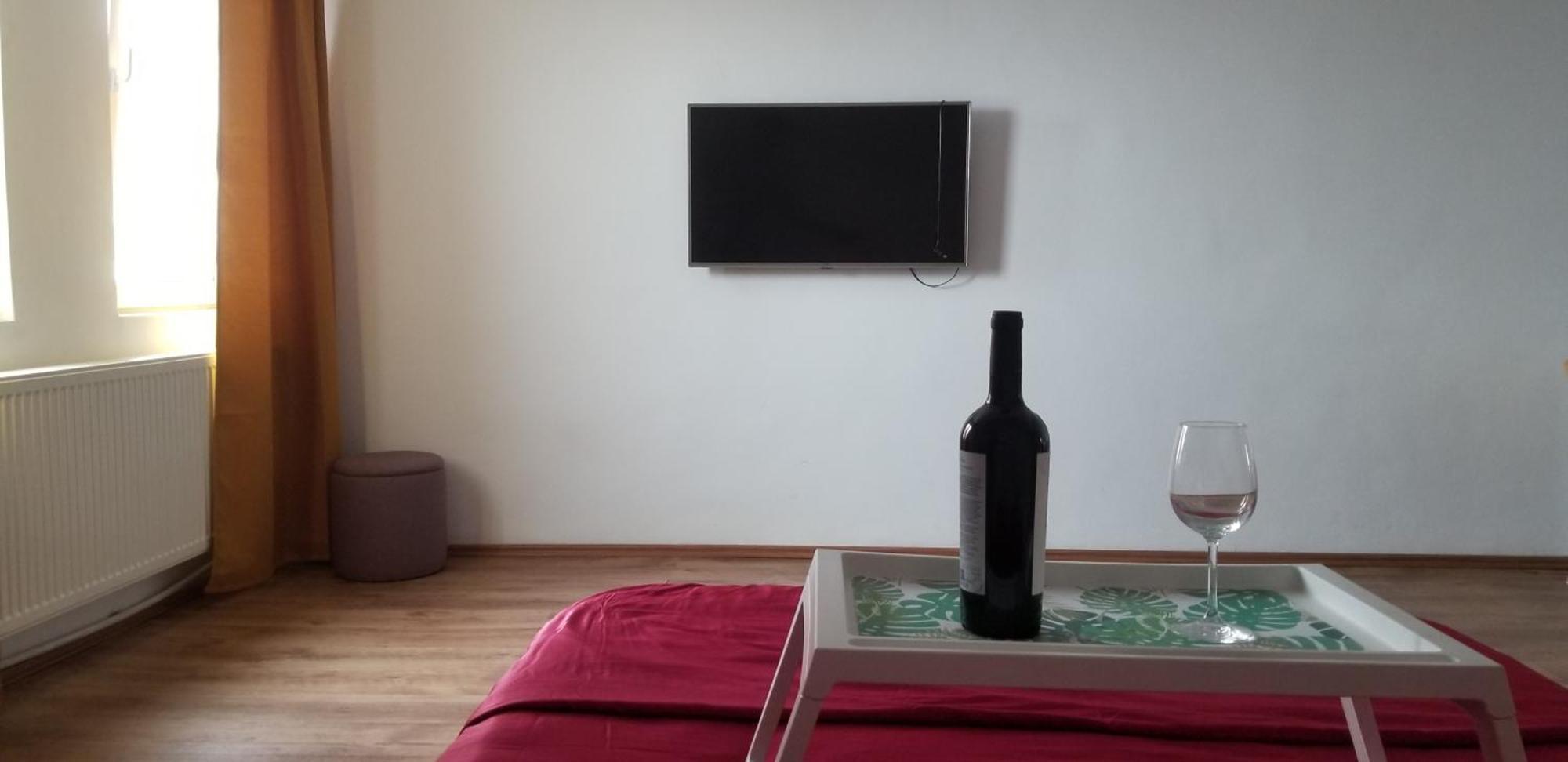 בוקרשט Private Room At Ceausescu'S Place In Old City Unirii Square מראה חיצוני תמונה