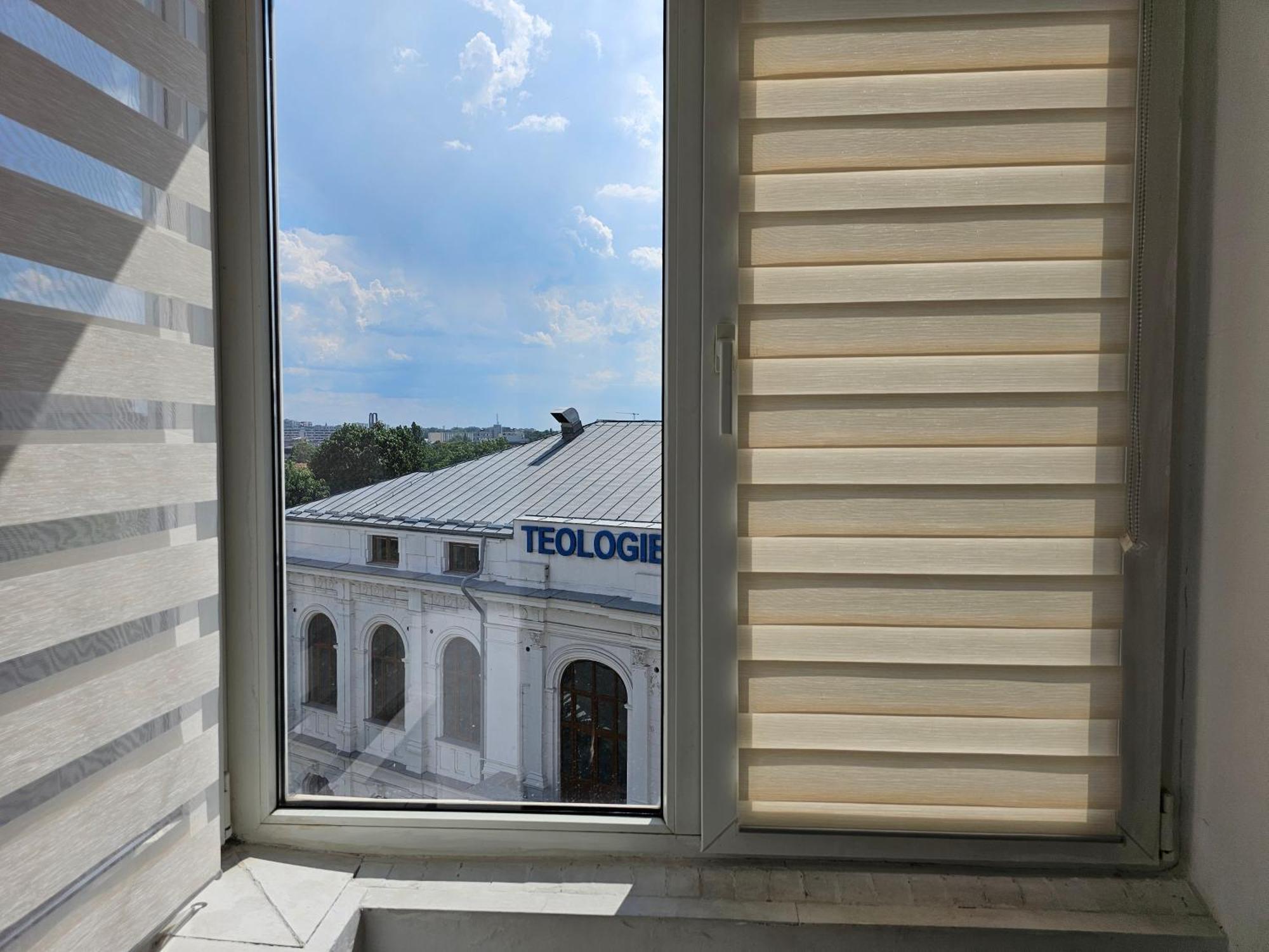 בוקרשט Private Room At Ceausescu'S Place In Old City Unirii Square מראה חיצוני תמונה