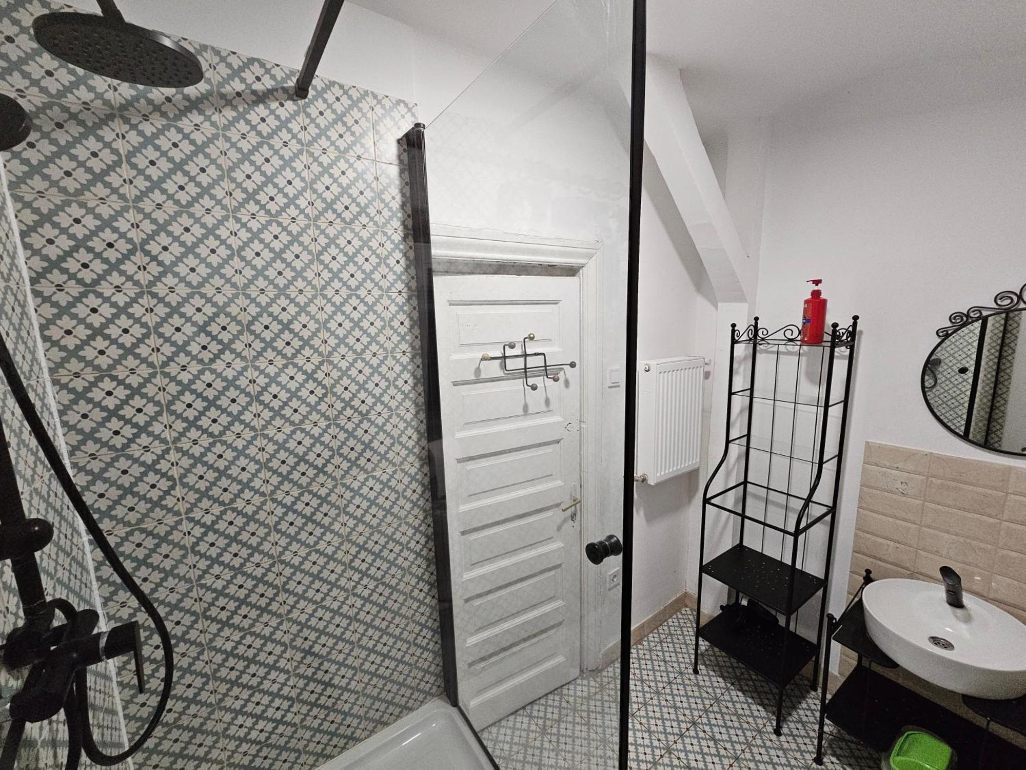 בוקרשט Private Room At Ceausescu'S Place In Old City Unirii Square מראה חיצוני תמונה
